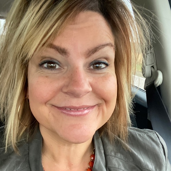 Meet your Posher, Hollie - Picture 1 of 3